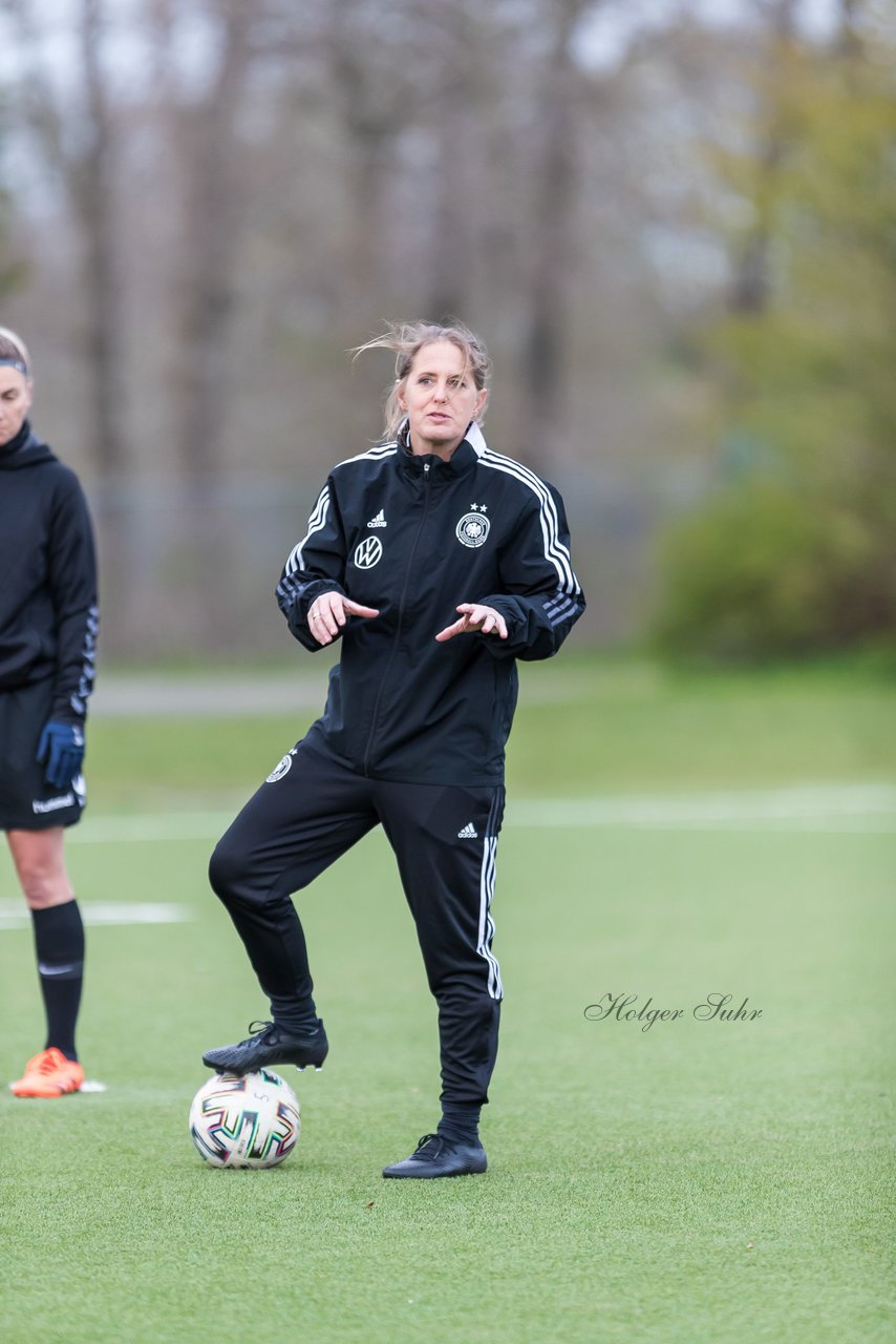 Bild 201 - Co-Trainerin der Frauen Nationalmannschaft Britta Carlson in Wahlstedt